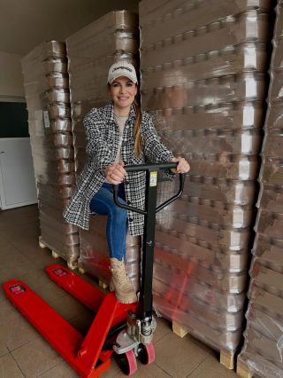 Niekto červené Ferrari, my máme červený paleťák ❤️ Kamoši, pozdravujeme Vás z výroby. Prišli nám dózy a my ich už usilovne...