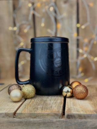 Toto je on! Tvoj parťák na poriadnu dávku čaju 🖤 #veselycaj #vesely #caj #tea #drink #blackmug #mug #cupoftea #giftidea...