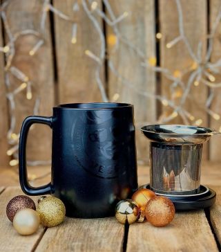 Praktický darček existuje! Je to ✨VESELÝ HRNČEK✨ S objemom pol litra, sitkom na lúhovanie a pokrievkou/tácočkou sa postará...