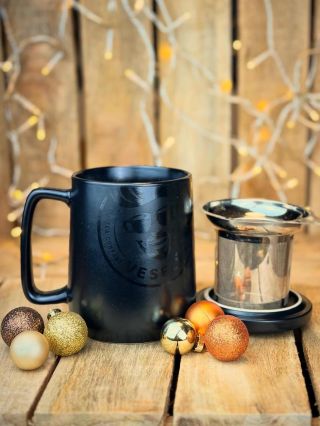 Praktický darček existuje! Je to ✨VESELÝ HRNČEK✨ S objemom pol litra, sitkom na lúhovanie a pokrievkou/tácočkou sa postará...